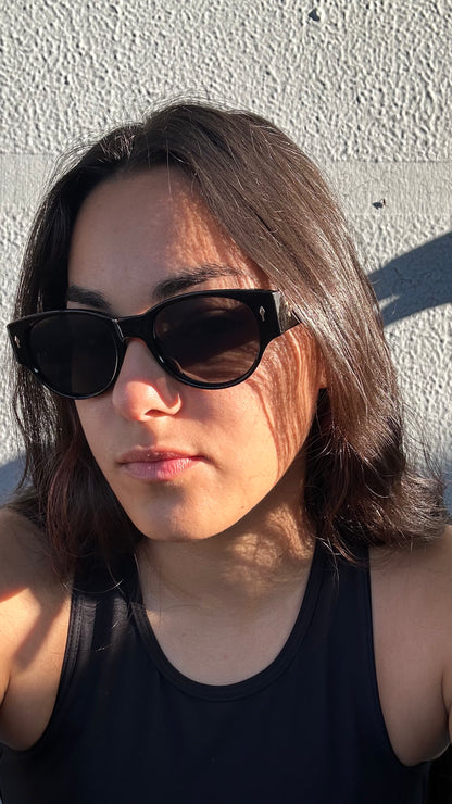 Cobiça, óculos de sol da Aura & Arua em acetato com preto e bronze
